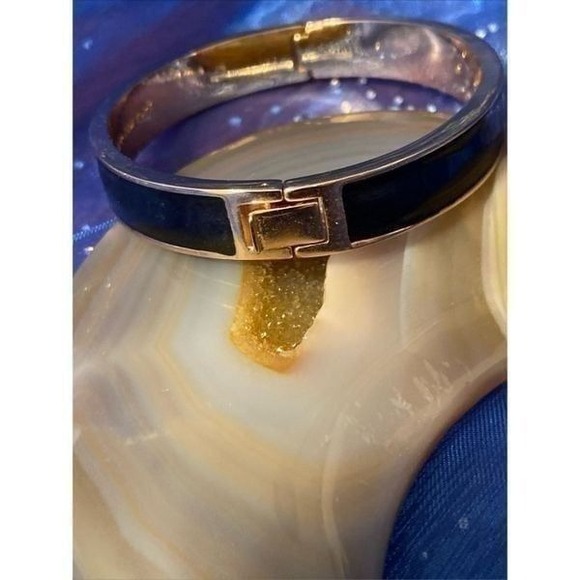 EUC Kate Spade Punched out Spade Black/Goldtone Hinged Bangle Bracelet size 6.75 - Picture 3 of 12